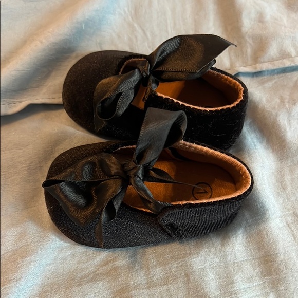 Elegant Black Velvet Baby Shoes with Bow, like new - Picture 3 of 6
